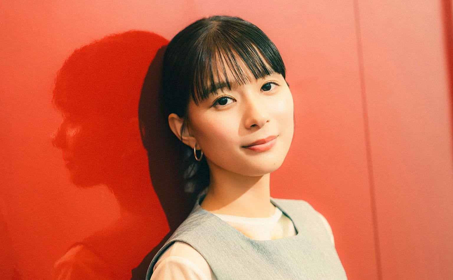 【芳根京子】<span>パルコ・プロデュース２０２５</span><span>『先生の背中〜ある映画監督の幻影的回想録〜』</span><span>６年ぶりに飛び込んだのは</span><span>現実と非現実が混じり合う〝生きた劇場〟</span>